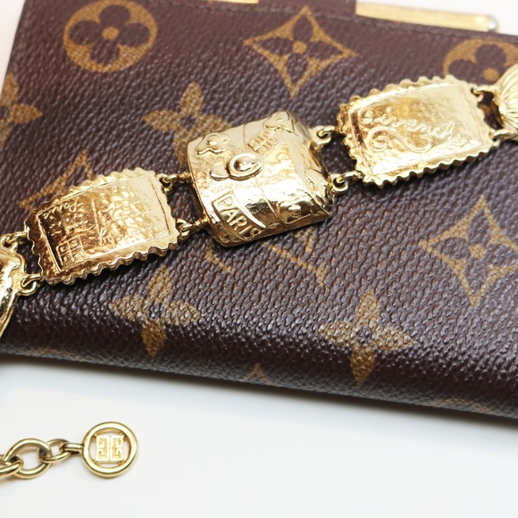 🎊🥳 Host Pick!🎉 Vintage GIVENCHY Travel Bracelet - Picture 3 of 16